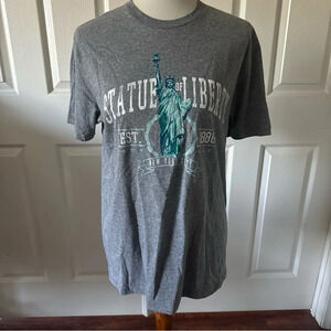 Statue of Liberty Graphic T Shirt  Medium NYC Souvenir Short Sleeve Travel